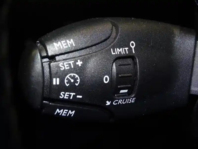 Peugeot 208 1.2 puretech 100ch s&amp;s gt line — photo 15