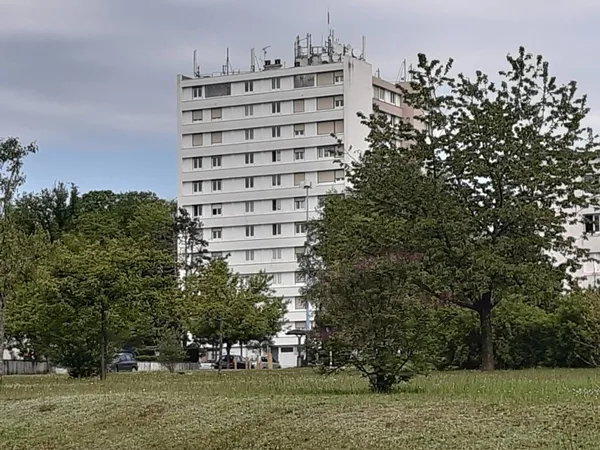 T4 AVEC ASCENSEUR ET DOUCHE