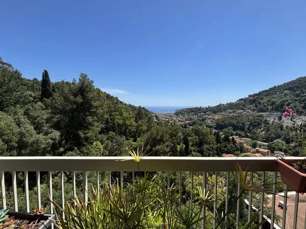 Trois pièces en bon état avec jolie terrasse, belle vue panoramique jusqu'à la mer, cave, possibilit