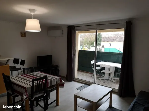 T2 climatisé avec terrasse et parking