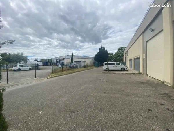 Garage/Station service 350 m²