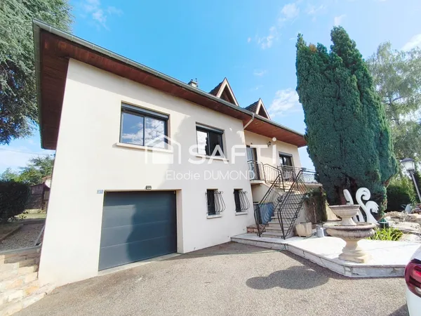 Très belle maison située à Saint-Amour d'une surface habitable de 264 m2 sur terrain arboré de 2300 