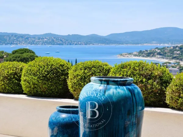 SAINTE-MAXIME - VILLA - PROCHE CENTRE VILLE - 5 CHAMBRES - PISC