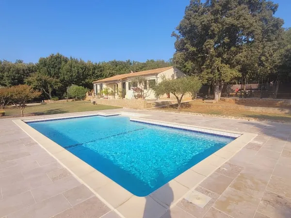 Villa de plain pied avec terrain, piscine et vue Ventoux