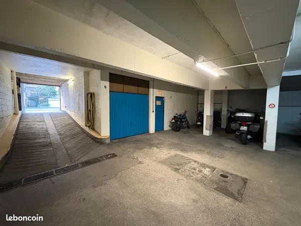Place de parking croisement rue ruisseau/ordener