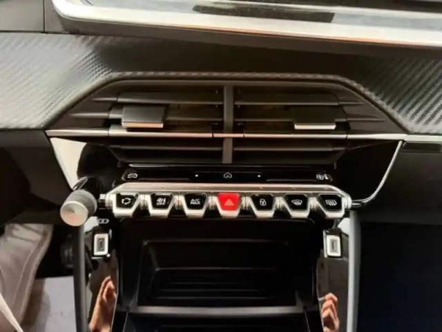 Peugeot 208 turbo 100 ch bvm6 — photo 18