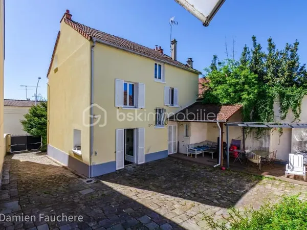 Maison individuelle de 205 m2, 7 pièces et 5 chambres + dépendance de 40m2 en parfait état, sur terr