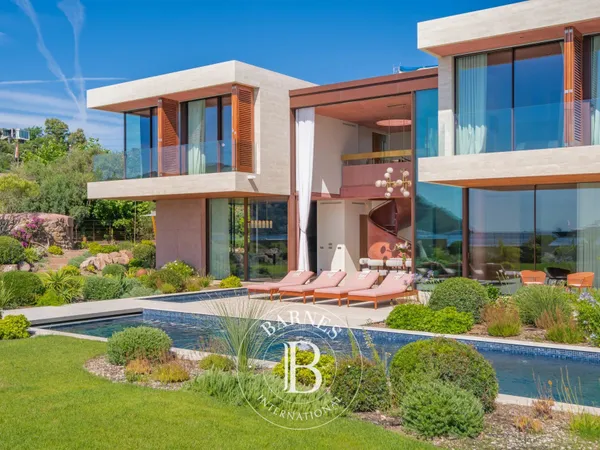 MANDELIEU-LA-NAPOULE - VILLA CONTEMPORAINE PIEDS DANS L'EAU - VUE MER PANORAMIQUE