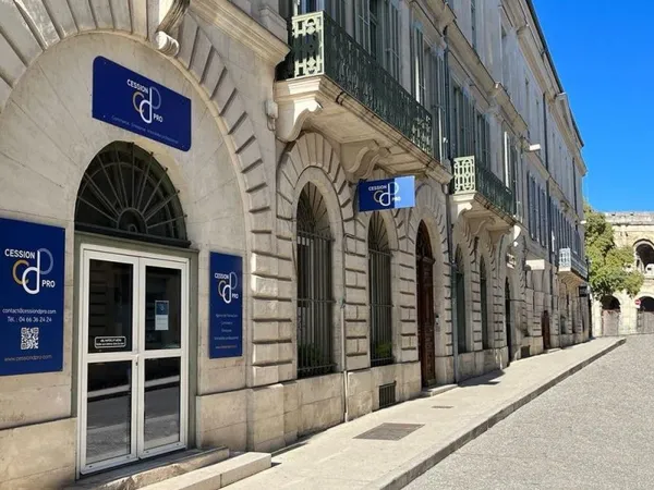 MURS COMMERCIAUX DE PRESTIGE A VENDRE AU COEUR DU CENTRE-VILLE HISTORIQUE D'ARLES