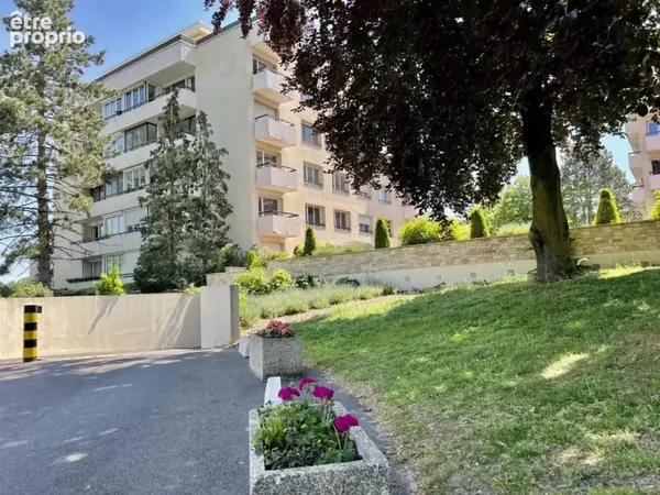 Appartement 4 ème et avant dernier étage - 89 m² - 2/3 chambres - Balcons - Box fermé /parking - Cav