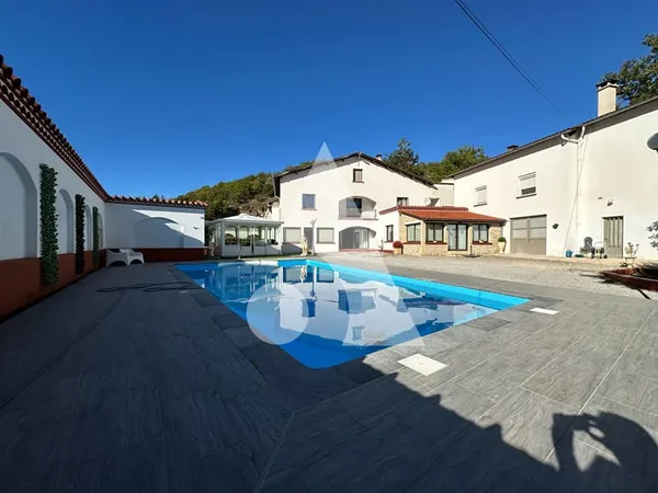 Maison Cahors 494m², 16 pièces, 8 chambres, piscine.
