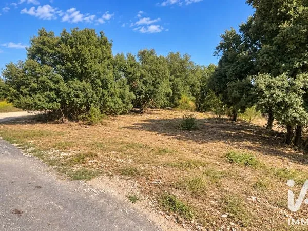 Terrain 834 m²