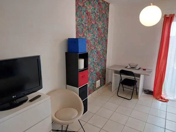 A LOUER - Studio meublé Vieux Port (Bail étudiant)
