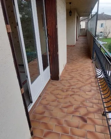 Location grand appartement t4 avec terrasse, balcon et garage privatif