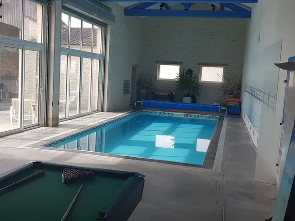 Belle charentaise rénovée avec piscine d'intérieure