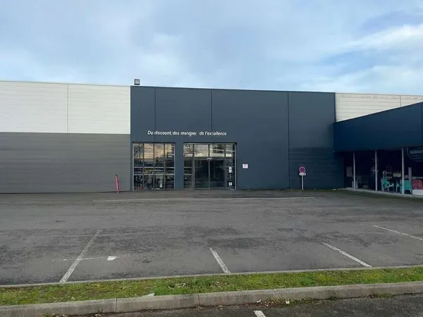 FONTENAY-LE-COMTE - LOCAL COMMERCIAL à louer