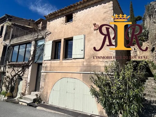 Bonnieux, maison de village avec vue, dépendances, terrasse et