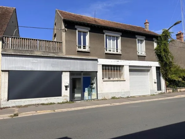 Loft avec commerce et garage à Nemours
