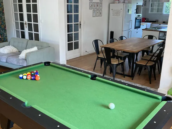 Chambre meublée dans une grande maison en colocation à Pessa