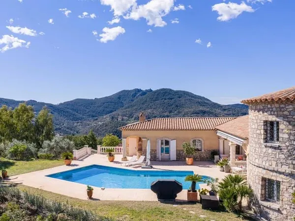 Maison 4 pièces 304 m²