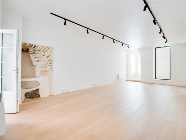 Bureaux / locaux d'activité rénovés, pleins de charme, accès indépendant, avec courette