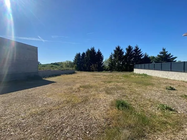 Terrain 692 m²
