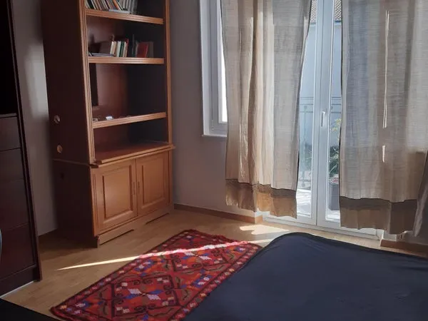 A louer une tres grande chambre meublée , agréable