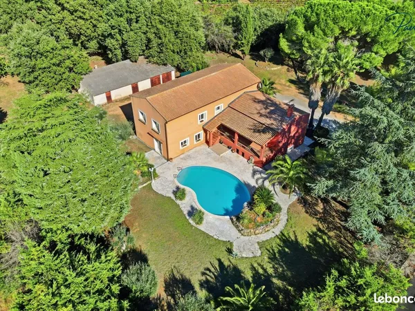 Propriété 8 pièces 252 m²