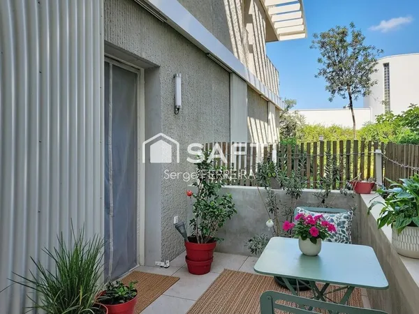 Résidence récente, appartement avec terrasse et parking