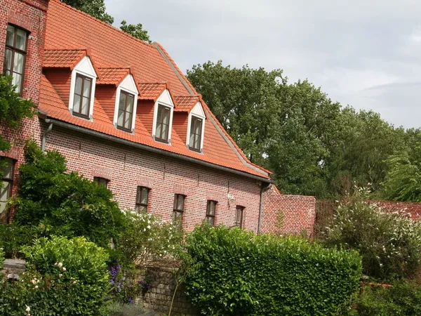 Maison 350m2, 4 chambres, au calme avec 2 garages et jardin