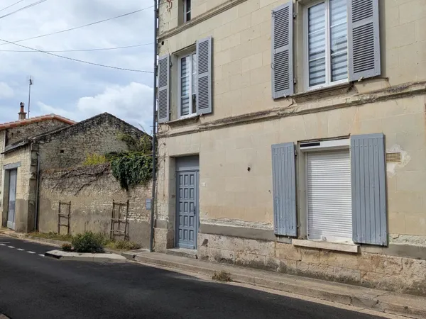 Maison familiale en centre ville avec les avantages de la campagne