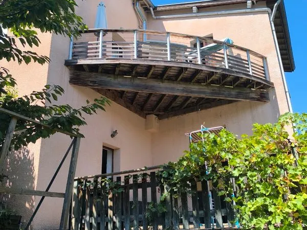 Maison individuelle de caractère avec jardin et 2 garages — La Vivaraize / Fauriel