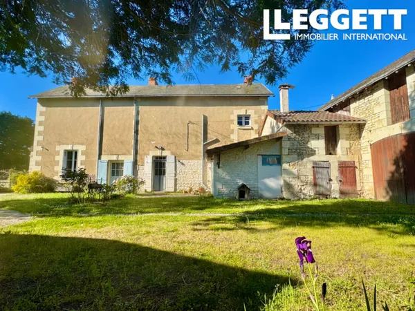 Style petite maison de Maître en pierre, dans un village du Sud Val de Loire, nombreuses dépendances