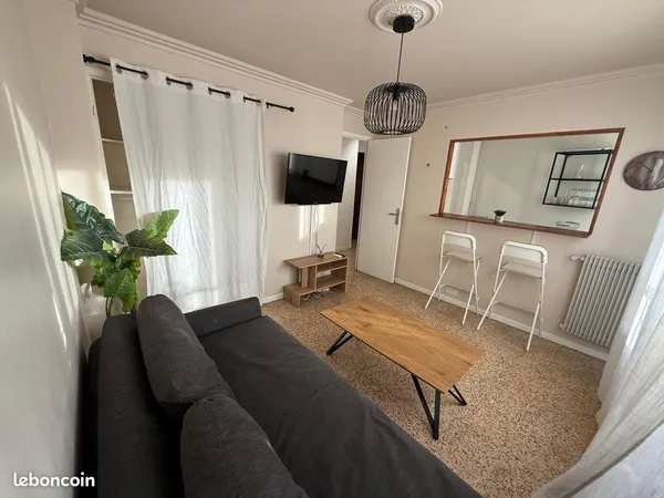 Location Studio Meublé à l'année. Médiathèque