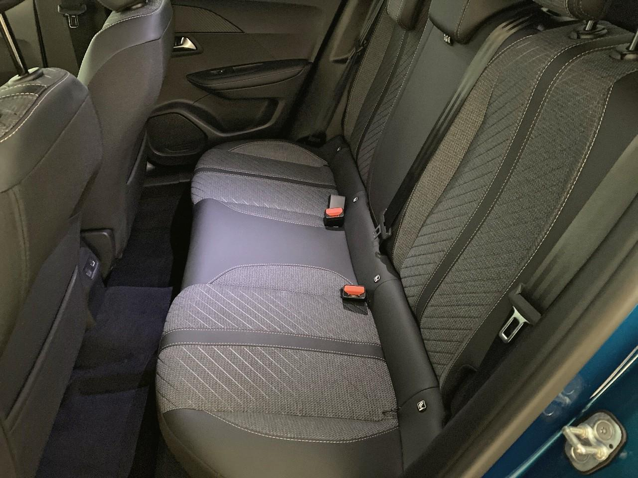 Peugeot 2008 hybrid 145 ch e-dcs6 allure — photo 10