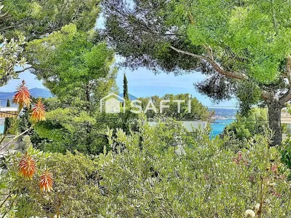 UNE ADRESSE D'EXCEPTION À SANARY-SUR-MER : VUE MER, PORT À PIED, CALME ABSOLU. PARCELLE CONSTRUCTIBL