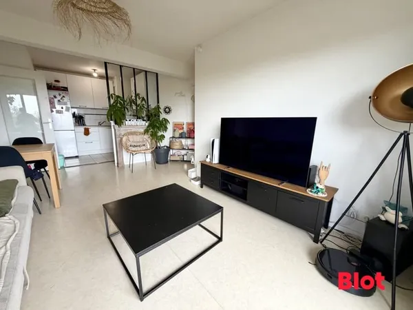 A VENDRE - RENNES BEAUREGARD - APPARTEMENT TYPE 3 - SEJOUR - 2 CHAMBRES - BALCON - GARAGE