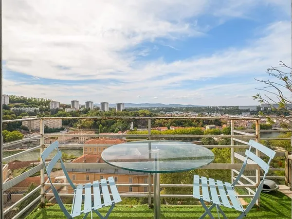 Appartement rénové par architecte avec balcons et vue dégagée