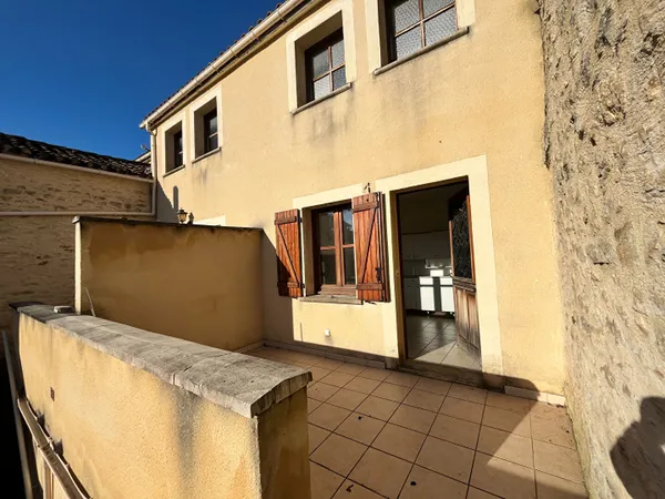 Immeuble de rapport en coeur de village: local commercial + 2 logements