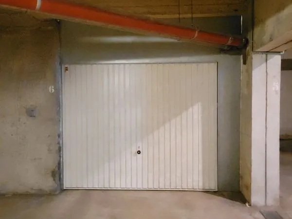 Place de parking en box fermé