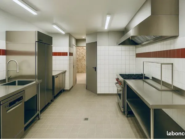 2 Cuisines professionnelles entièrement équipées: 36 et 17m2