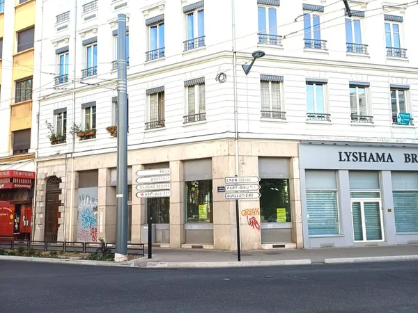 A louer Local Av.Lacassagne angle F Faure.