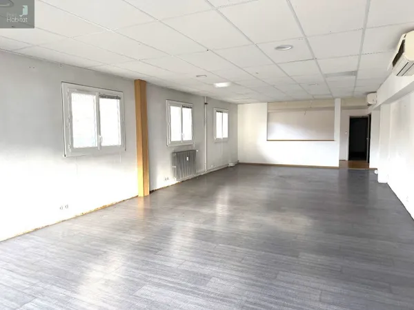 Local professionnel 3 pièces 123 m²