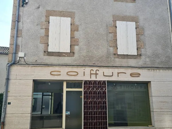 Immeuble avec local commercial et appartement
