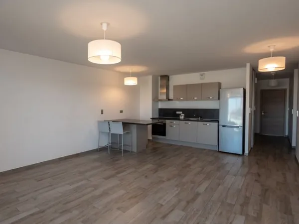 Vente directe, sans frais d'agence : un T2 avec la surface d'un T3 63 m², terrasse, ascenseur, proch