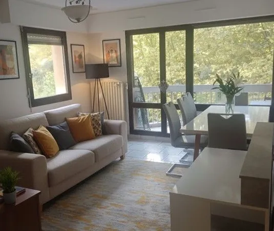 Très Beau T2 avec balcon, garage, charges incluses - Cadre calme et verdoyant, proche Bergson
