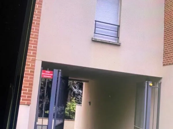 Place parking dans s/sol sécurisé