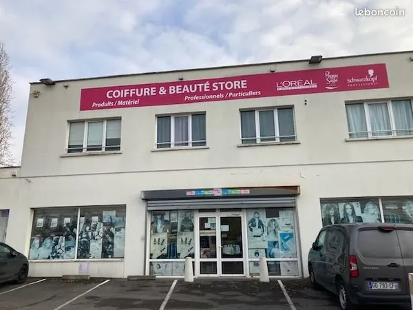 A vendre 87 000 Société de Commerce de Gros Coiffure Esthétique, qui est locataire dans un grand loc