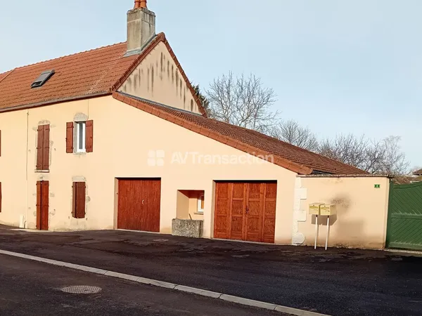 Maison compose de 3 appartements loues, garage et jardin
