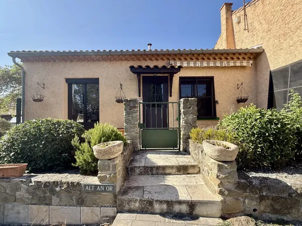 Maison de plain-pied avec 4 chambres, piscine et garage